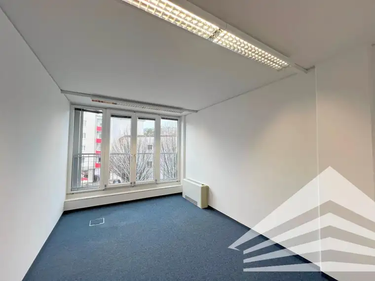 Bürofläche mit guter Raumaufteilung und Parkplätzen zu vermieten!