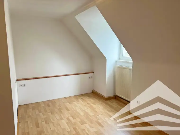 Am Lerchenfeld: Gemütliche 2 Zimmerwohnung im Dachgeschoss mit Küche!