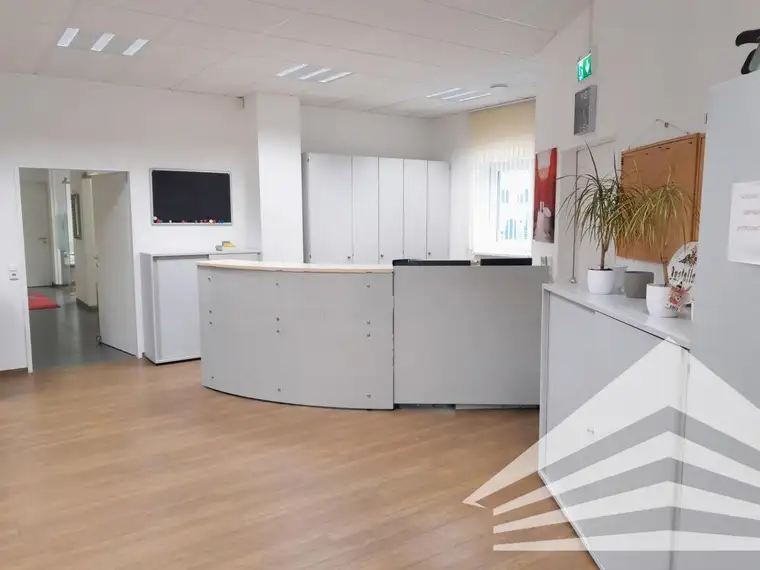 Kompakte Bürofläche mit Werkstatt und Lagerhalle zu vermieten!