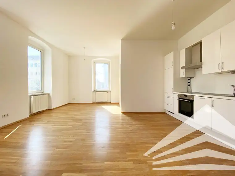 Lichtdurchflutete 2 Zimmer-Altbauwohnung mit Küche - Nähe Herz Jesu Kirche