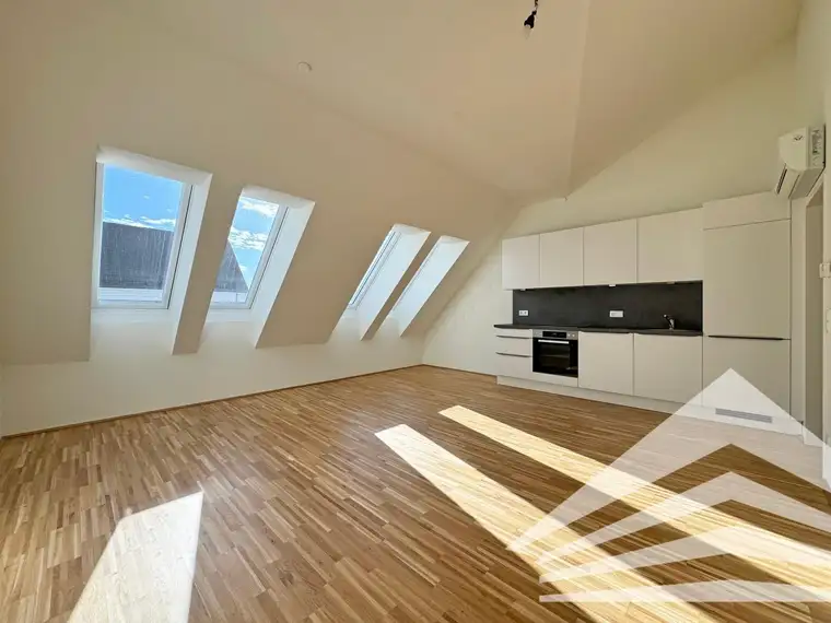 Lichtdurchflutete 3 Zi.-DG-Wohnung mit Küche und Balkon - Herz Jesu Kirche