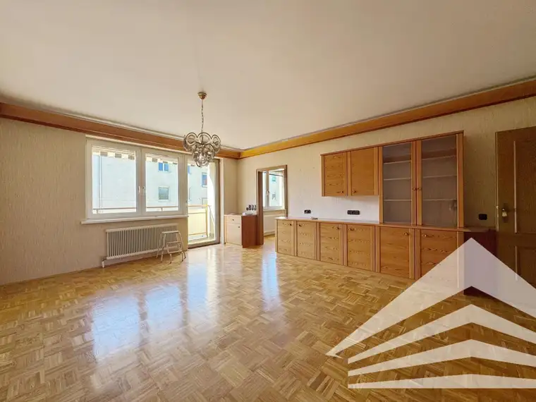 Gepflegte 4 Zimmerwohnung mit Garage und Balkon in bester Lage am Auberg