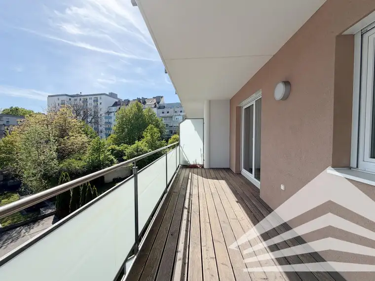 Lichtdurchflutete 2 Zimmer-Wohnung mit sonnigem Balkon am Fuße des Froschbergs