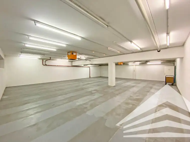 Lagerflächen von 100m² - 170 m² im PAUL HAHN CENTER!