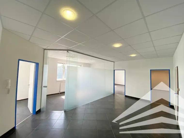 Gut sichtbares Büro mit Werbemöglichkeit in Leonding!