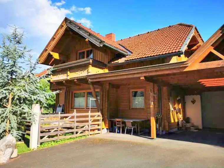 Wohnhaus in Sachsenburg in massiver Holzbauweise mit Garage und Carport