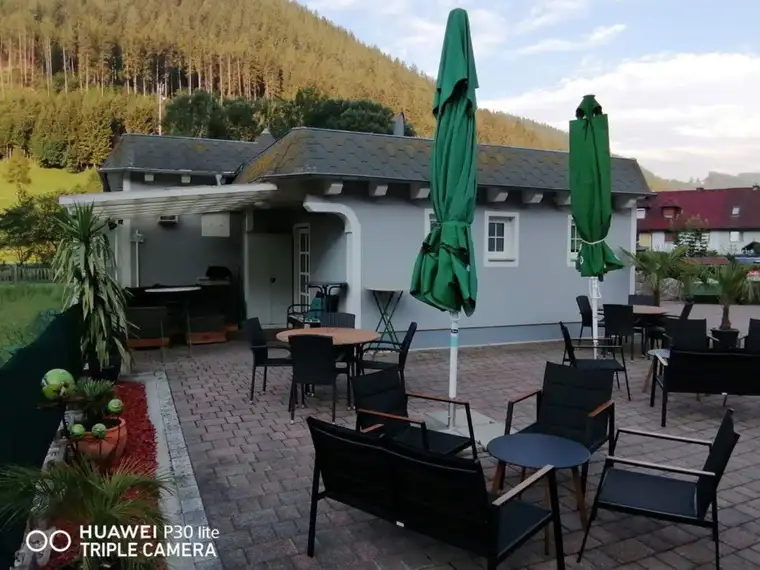 Langfristig vermietetes Café mit Garage!