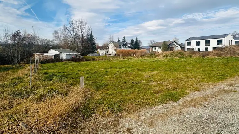 Großes Baugrundstück mit hohem Freizeitwert!