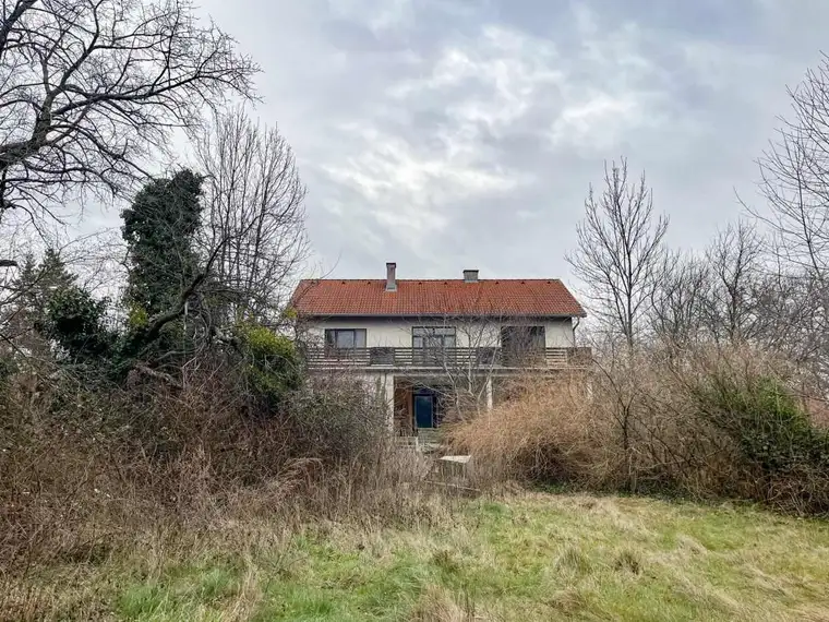 [06499] RESERVIERT - Grundstück in Ruhelage mit teilrenoviertem Haus