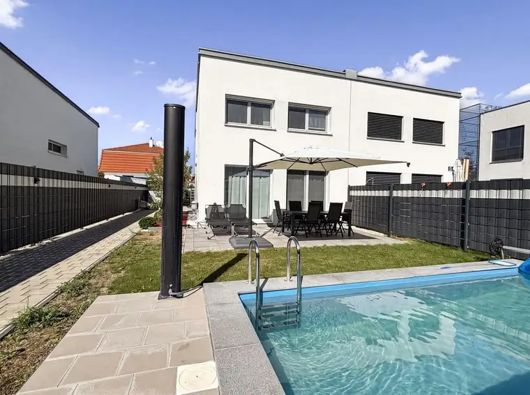 [06862] Moderne Doppelhaushälfte mit Pool: Wohnen, wo andere Urlaub machen