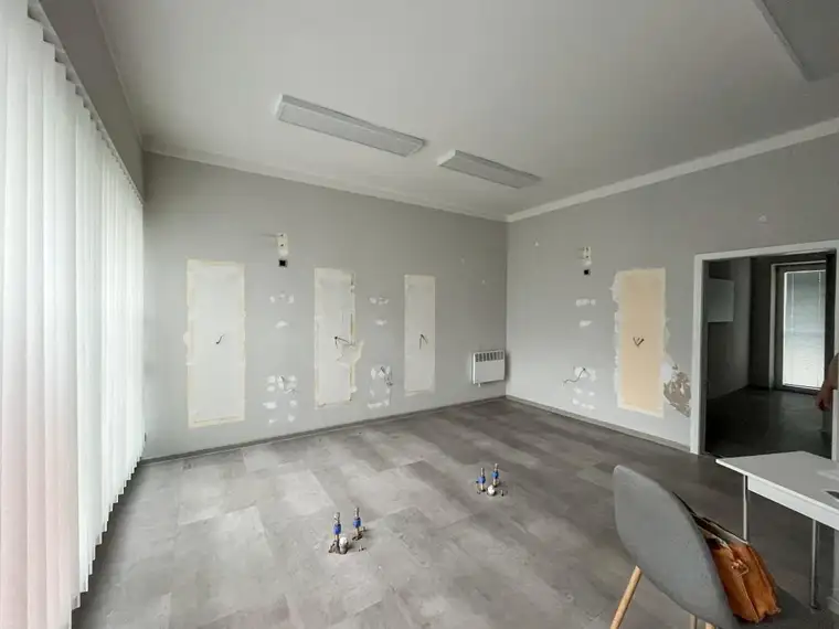 [06390] Geschäftslokal mit großer Auslage, Balkon, Kellerabteil und Parkplatz
