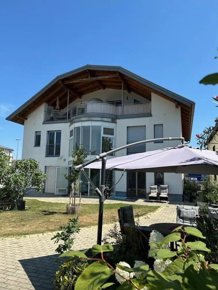 +++ TOP VILLA mit 4 WOHNEINHEITEN am See erwerben – ein TOP SELBST BEWOHNEN – drei TOPs VERMIETEN oder EIGNUNG für eine GROSSFAMILIE. Lage: beim SEEPARK Weiden!