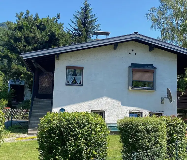 Salzburg Elsbethen: Sonniges Einfamilienhaus ca. 76 qm Wohnfläche plus Keller, Garage, 491 qm Grund mit Rundumgarten.