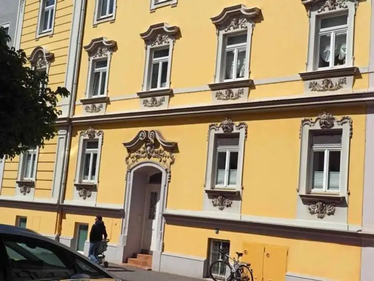 Salzburg Andräviertel: stilvolle 76 qm 3-Zimmer Gründerzeitresidenz mit 10 qm Terrasse und Innenhofgarten