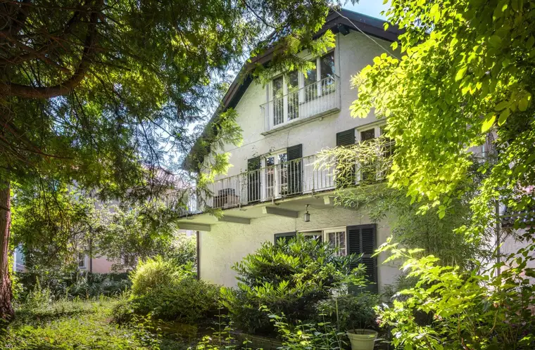 Stadthaus mit zwei Wohneinheiten und einzigartigem Baumbestand
