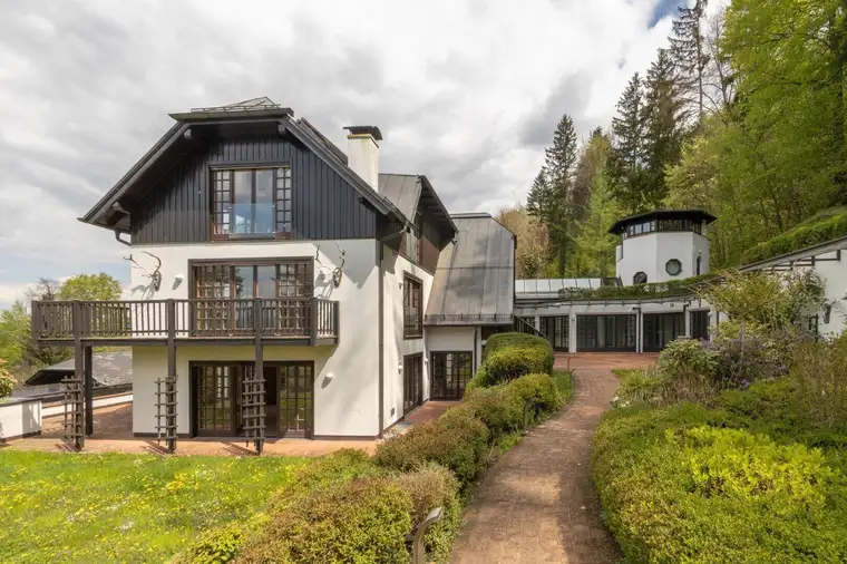 Einzigartiges Wohnen in erhöhter Lage samt Indoor-Pool und Wellnessbereich