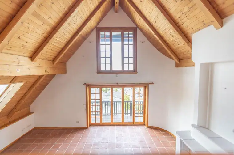 Einzigartiges Wohnen in erhöhter Lage samt Indoor-Pool und Wellnessbereich