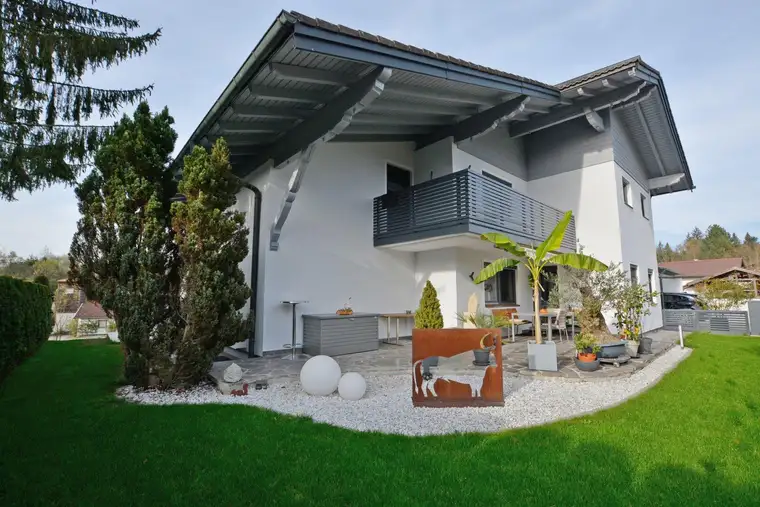 Großzügiges Einfamilienhaus mit Pool, Garten und Einliegerwohnung.
