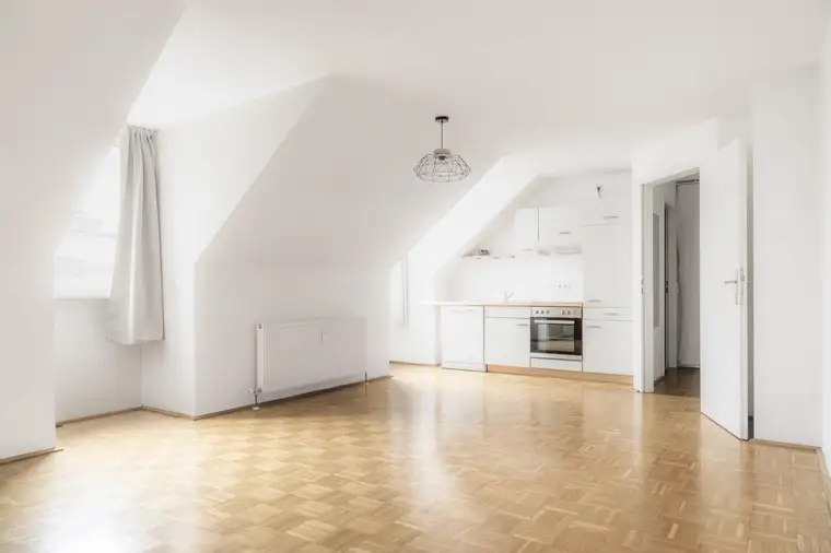 Gemütliche Dachgeschoß-Garconniere in zentraler Stadtlage