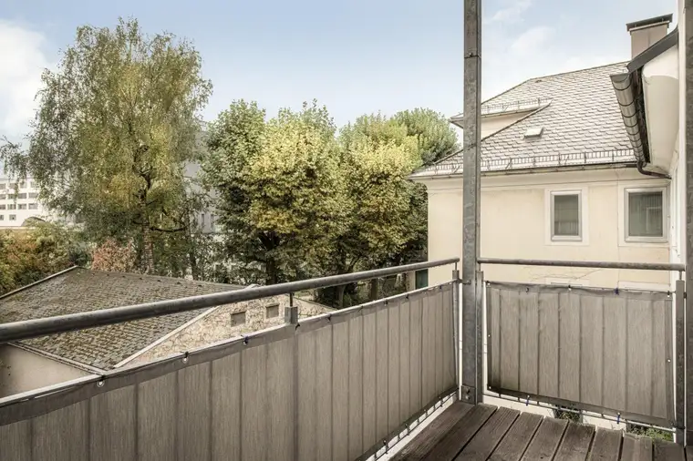 Helle, ruhige 2-Zimmer-Wohnung mit Balkon in zentraler Stadtlage
