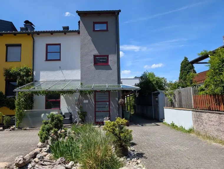 Familien-Idylle! Attraktives Eckreihenhaus am Waldrand in Oberndorf