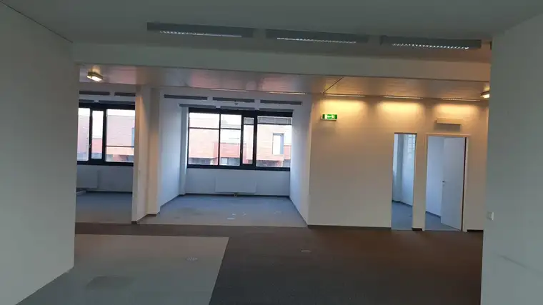 Büro in modernem Bürohaus in U-Bahn-Nähe, Sofortbezug