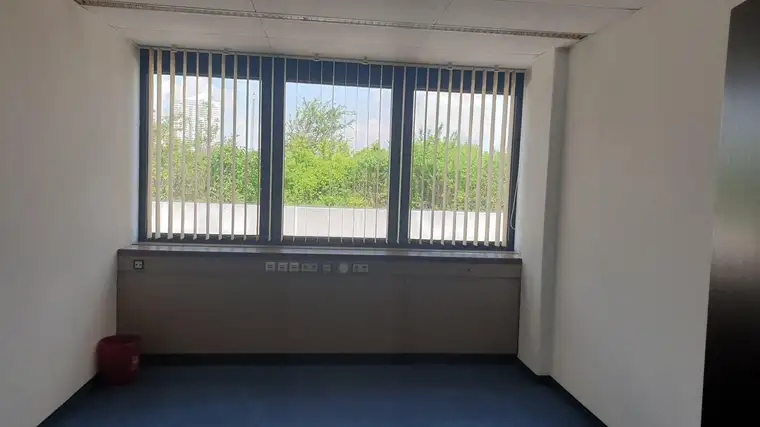 Büroraum in modernem Bürohaus