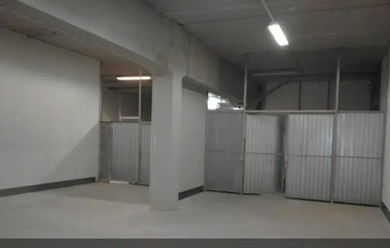 Gewerbeobjekt: Lager im EG mit 46 m² + Büro im 2.OG mit 55 m², Stellplätze