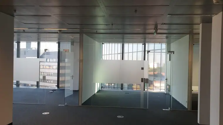 attraktives Büro in Büro-Tower, 10.OG, reichhaltige Infrastruktur in der Sockelebene