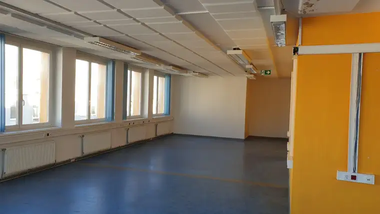 Moderne Büroflächen in ehemaligem Betriebsgebäude nahe Matzleinsdorfer Platz, Stellplätze