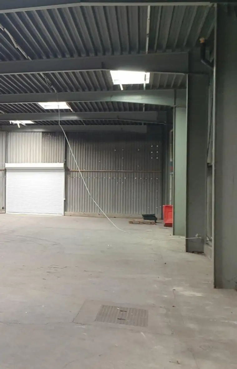 Gewerbeobjekt, Halle und Büro, Stellplätze