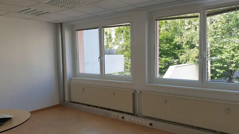Büro mit Besprechungsraum / Lager in Bürohaus, PKW-Stellplatz