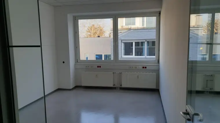 Gewerbeobjekt: Büro mit Lagerbereich im OG, großer Lastenlift, Kühlgeräte