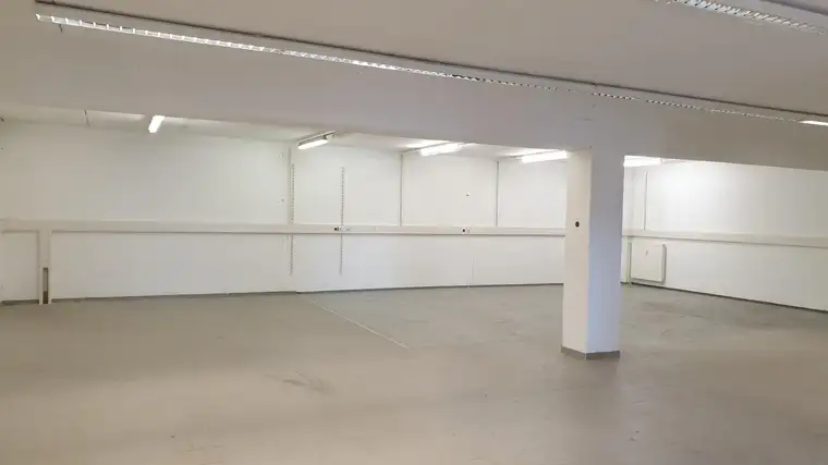 Lager-/ Bürokombination im Obergeschoss, Lastenlift, Anlieferzone im EG