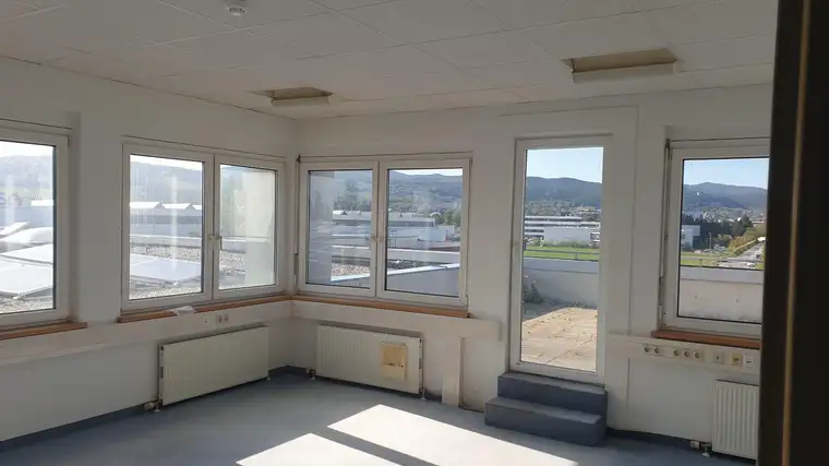 helles, modernes Büro, Kühlgeräte, Terrasse, kostenlose Stellplätze