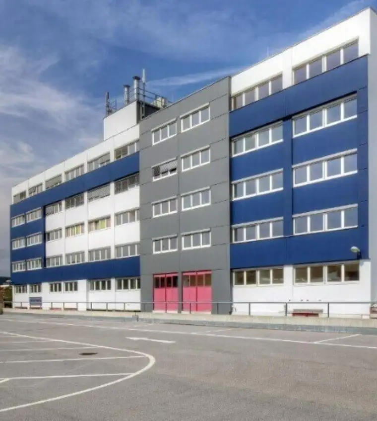 Modernes Büro in Bürohaus, kostenlose Stellplätze