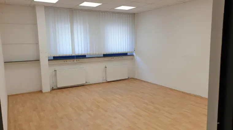 2 Büroräume in Gewerbeareal, nahe A22-Auffahrt, Stellplätze