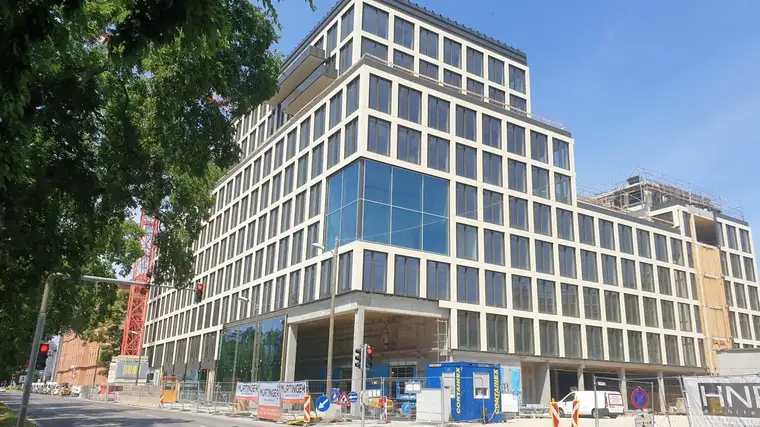 neues nachhaltig gebautes Bürohaus nahe der City