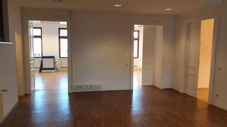 Büro an der Mariahilfer Straße mit Balkon, schöner Altbau, Tiefgarage