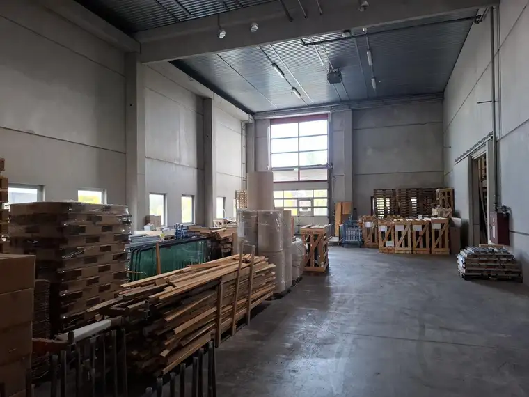 Lagerhalle mit Rampe, ca. 8m hoch