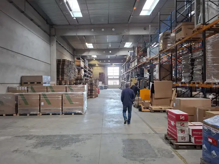 moderne Lagerhalle + eingebautes Büro, 4 Rolltore mit überdachter Laderampe
