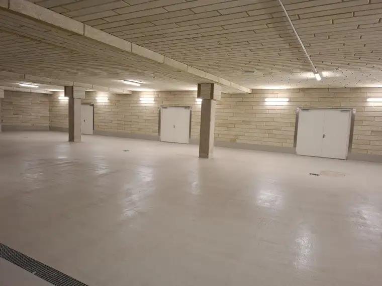 Lagerfläche und modernes Büro, Ladezone, Sattelschlepper möglich