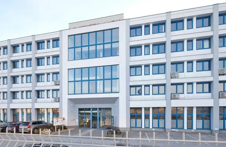 Modernes Büro in Bürohaus, kostenlose Stellplätze