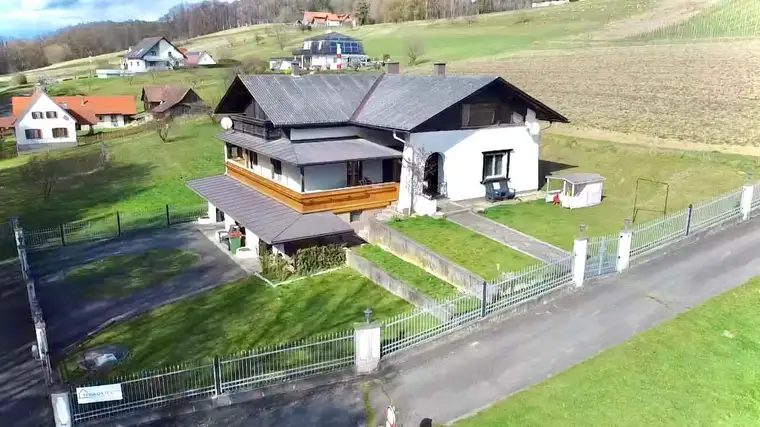 Idylische Liegenschaft mit Landhaus , Wirtschaftsgebäude und Großen Grungflächen mit Teich in der Südoststeiermark