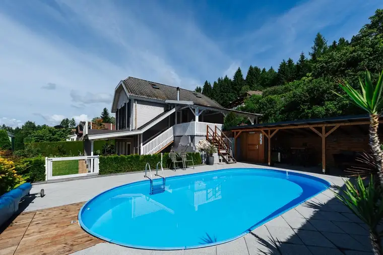 Gepflegtes Wohnhaus (2 Wohneinheiten) mit Pool in Wernberger Aussichtslage