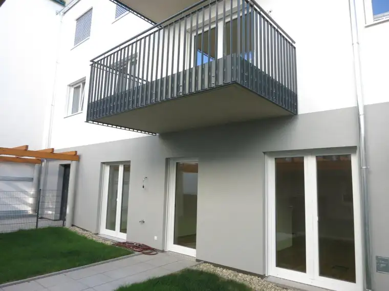 RUHIGE und renovierte 2 Zimmerwohnung mit neuer Küche - Balkon und Garage