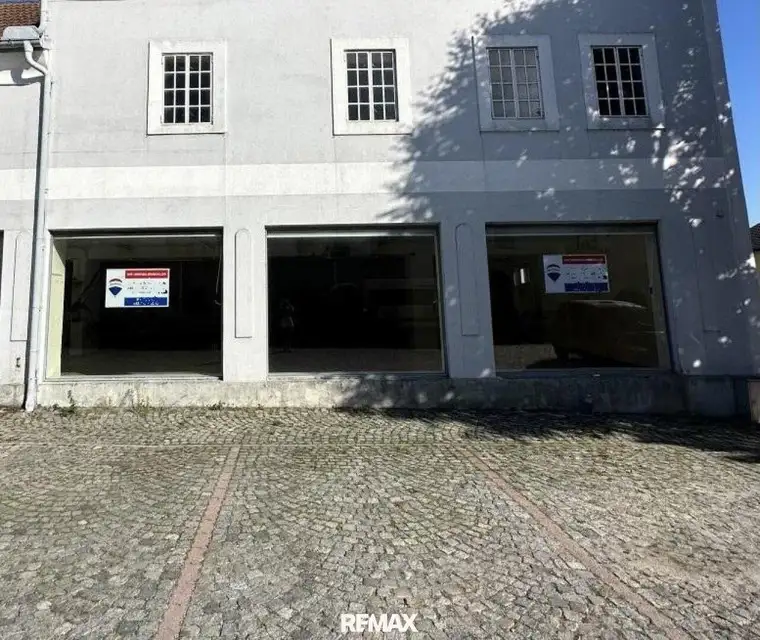Ebenerdiges Ladengeschäft an der B50