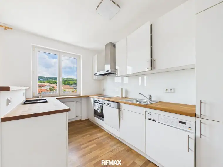 Großzügige 2-Zimmer-Wohnung mit Loggia im Zentrum