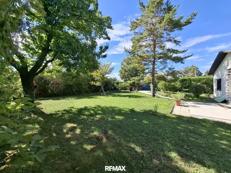 Kompakter, teilsanierter Bungalow in ruhiger Ortsrandlage - eigenes Grundstück!