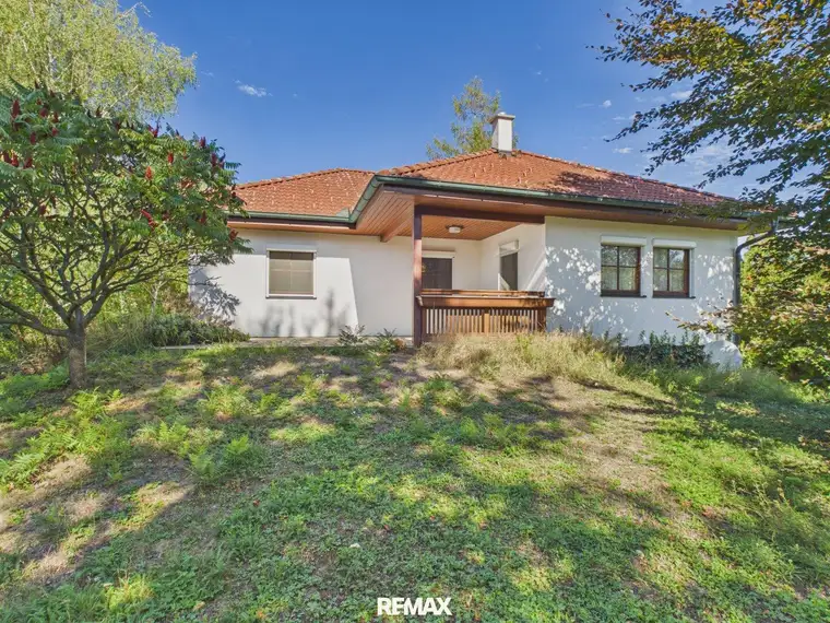 Charmantes Einfamilienhaus mit Terrasse, Garage und Kachelofen in Götzendorf, sanierungsbedürftig